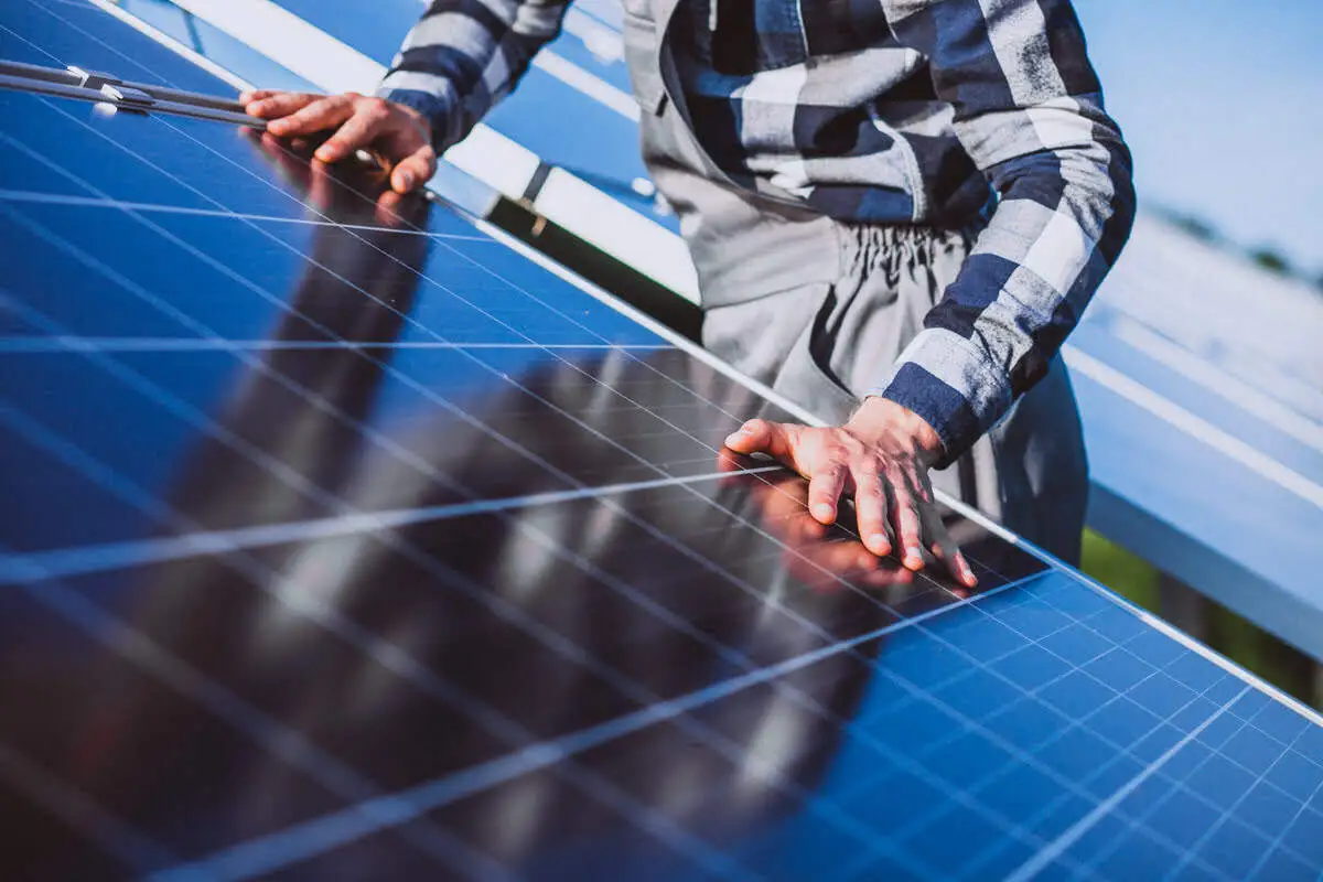 Why does Solar panel installation make sense in Noida
